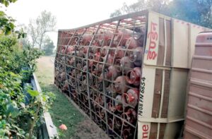 Kangra: मुबारिकपुर-रानीताल हाईवे पर पलटा गैस सिलैंडरों से भरा ट्रक, बड़े हादसे का जोखिम टला