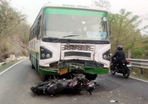 Kangra: देहरा में दर्दनाक सड़क हादसा: तेज रफ्तार बाइक बस से टकराई, दो युवकों की मौके पर और अस्पताल में मौत