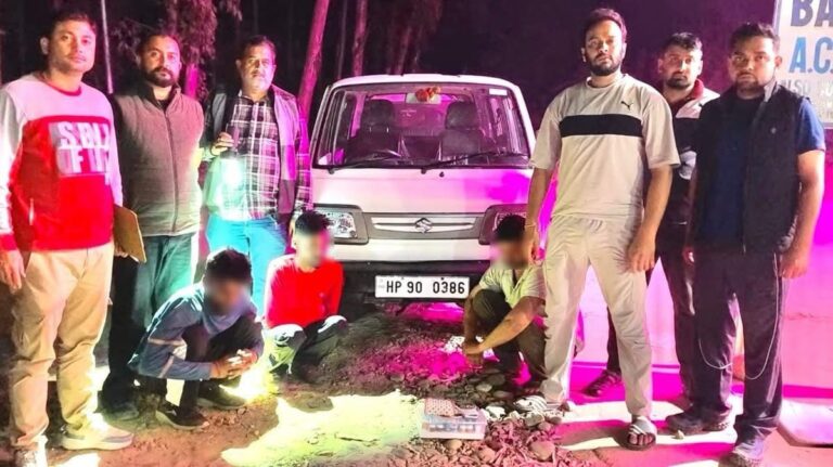 Kangra: रात की नाकाबंदी में बड़ा खुलासा: ओमनी वैन से 7 ग्राम चिट्टा बरामद, नूरपुर पुलिस ने तीन युवकों को दबोचा