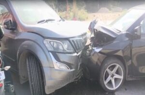 Himachal: टनल के मुहाने पर तेज़ रफ्तार का कहर, दो कारों की आमने-सामने टक्कर से मचा हड़कंप, गाड़ियों के उड़ गए परखच्चे