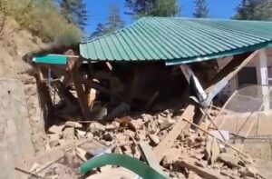 Shimla: रविवार ने बचा ली 26 मासूमों की जान: ठियोग में खनन के दौरान विशाल पत्थर स्कूल और आंगनबाड़ी पर गिरा, इमारतें हुईं तबाह