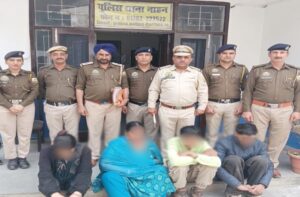 Sirmaur: गुप्त सूचना पर बड़ी कार्रवाई: महिला समेत चार लोग चिट्टा तस्करी में गिरफ्तार, कार से स्मैक और नकदी बरामद