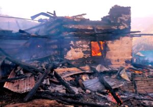 Shimla: शिमला के कुंजवानी गांव में भीषण आग, दो मंजिला मकान जलकर राख; 50 मुर्गियां जिंदा जलीं, लाखों का नुकसान