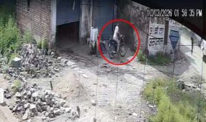 Kangra: जसूर की साईं मार्केट में दिनदहाड़े बाइक चोरी, CCTV में कैद हुआ शातिर चोर का कारनामा