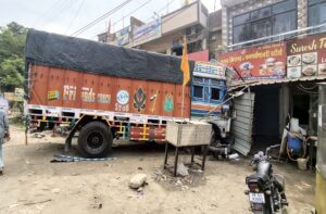 Una: कालाअम्ब में तेज रफ्तार ट्राले का कहर, ट्रक दुकान में घुसा; बस समेत 5 वाहन क्षतिग्रस्त, बाइक सवार गंभीर घायल