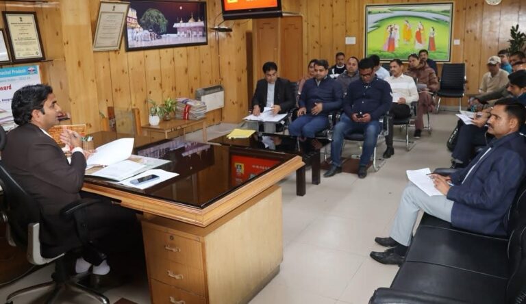 Kangra: धर्मशाला में डीसी ने सस्ते राशन और एलपीजी वितरण पर कड़ी निगरानी के निर्देश दिए