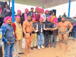 Kangra: बारिश में भी नहीं थमा दंगल का जोश! गड़पा रैत छिंज मेले में सोनू लंबा नाला ने जीती बड़ी माली