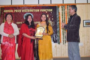 पनारसा कॉलेज में चमके टैलेंटेड छात्र, अवॉर्ड समारोह में छाए ये टॉपर्स