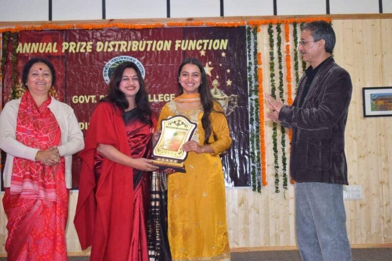पनारसा कॉलेज में चमके टैलेंटेड छात्र, अवॉर्ड समारोह में छाए ये टॉपर्स
