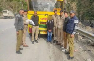 Mandi: चलती बस में छिपाकर ले जा रहा था 2.791 किलो चरस, मंडी पुलिस की नाकेबंदी में पकड़ा गया आरोपी