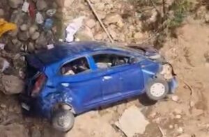 Mandi: परीक्षा का जश्न मातम में बदला: मंडी में कार गहरी खाई में गिरी, 4 बच्चे समेत 6 घायल