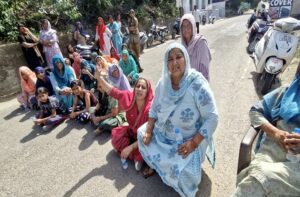 Una: शराब ठेके के खिलाफ सड़कों पर उतरीं महिलाएं, जाम लगा कर किया जोरदार विरोध, प्रशासन को झुकना पड़ा