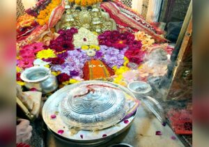 मां चिंतपूर्णी दरबार में गुप्त दान ने बढ़ाई श्रद्धा की मिसाल, भक्त ने चढ़ाया 750 ग्राम चांदी का छत्र