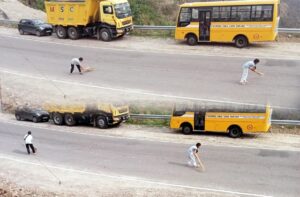 हमीरपुर में दो नन्हीं बच्चियों ने किया ऐसा काम, 45 मिनट तक सड़क साफ कर टाल दी बड़ी दुर्घटना