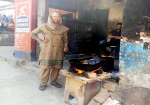 Hamirpur: 70 वर्षीय लीला देवी: लकड़ी के चूल्हे पर मिठाइयों का जादू और आत्मनिर्भरता की मिसाल