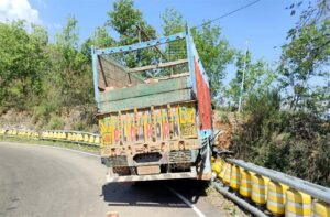 Kangra: NH-503 पर बड़ा हादसा टला, ब्रेक फेल होते ही मोड़ पर पलटा ट्रक, सुरक्षा इंतजामों पर उठे सवाल
