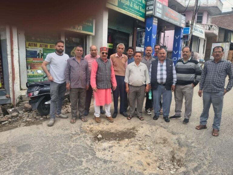 Kangra: सड़क पर मौत का गड्ढा! नगरोटा बगवां में हादसे का इंतजार, कई बार टूट चुका ATM का शीशा