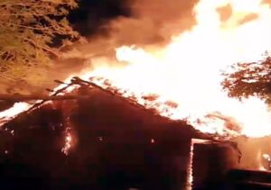 Kangra: खानपुर गांव में भीषण आग, गरीब परिवार का पूरा आशियाना और 3 लाख रुपए जलकर राख