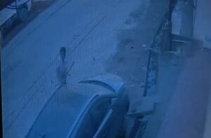 Hamirpur: हमीरपुर में सनसनी: अज्ञात युवक ने सरेआम कार के शीशे तोड़े, CCTV में कैद पूरी वारदात