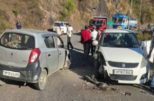 Himachal: नींद की झपकी बनी जानलेवा खतरा! नाहन-शिमला हाईवे पर दो कारों की भयंकर टक्कर, चमत्कार से बची जानें