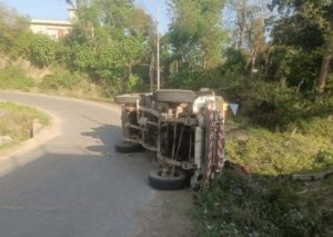 Kangra: संसारपुर टैरस में बड़ा सड़क हादसा: 23 लोग घायल, 11 गंभीर हालत में रेफर; पिकअप ट्राला बना वजह