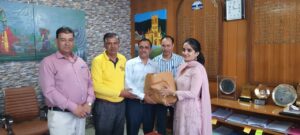 Impossible Made Possible: हमीरपुर के किसान ने पथरीली जमीन पर उगाया गन्ना, पहले सीजन में बनाई 70 किलो शक्कर