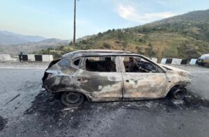 Shocking Midnight Incident: चलती कार में लगी भीषण आग, चंद मिनटों में राख बनी पूरी गाड़ी