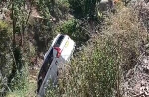 Shocking Accident in Solan: लोहे का गार्डर कार को चीरता हुआ निकला, फिर भी बाल-बाल बचे युवक