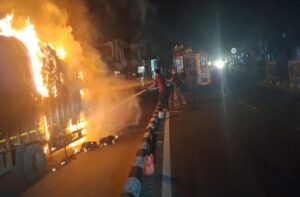 Kangra NH-44 Fire Incident: डमटाल में चलते ट्रक में लगी भीषण आग, चालक ने सूझबूझ से बचाई जान
