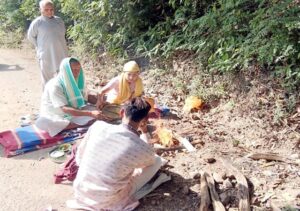 Heartbreaking Story: बेटी की हत्या के बाद उसी जगह पहुंचा पिता, जहां ली आखिरी सांस, किया शांति हवन