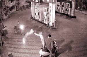 Big Crime Attempt: पेट्रोल पंप पर लूट की कोशिश, कर्मचारियों की बहादुरी से नाकाम, भागते समय हुई फायरिंग