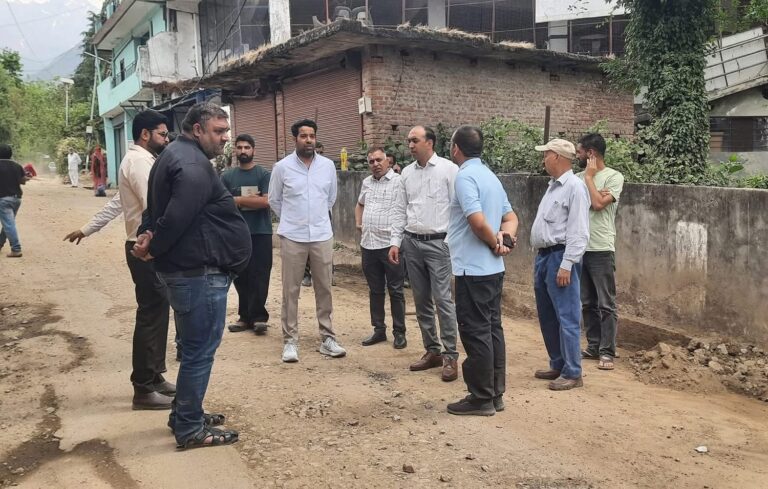 Sewer Chaos Exposed: पालमपुर में सीवरेज काम पर SDM का एक्शन, 10 दिन में सुधार नहीं तो ठेकेदार पर होगी कड़ी कार्रवाई