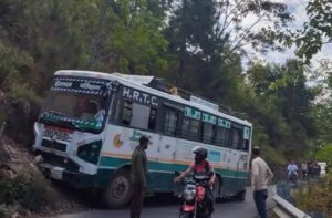 ब्रेक फेल होते ही मचा हड़कंप! Chamba में खाई के मुहाने पर रुकी HRTC बस, 50 यात्रियों की बची जान