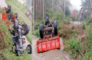 Big Accident Averted: संसारपुर टैरस में पलटा रेत से भरा ट्रैक्टर, नीचे फंसे चालक को लोगों ने ऐसे बचाया