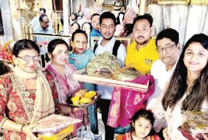 Devotion in Chintpurni Temple: चिंतपूर्णी मंदिर में लुधियाना के दंपति ने अर्पित की 1.27 किलो चांदी