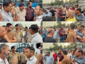 Business Hit in Shahpur Market: शाहपुर बाजार में क्रॉसिंग बंद, कारोबारियों का फूटा गुस्सा—क्या मिलेगा समाधान?