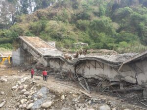 Kangra: करोड़ों की लागत वाला निर्माणाधीन पुल ढहा! पानी के बहाव या बड़ी लापरवाही? जांच के आदेश के बाद मचा हड़कंप