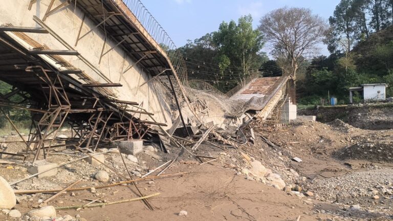 Kangra: फिनिशिंग से पहले ढह गया करोड़ों का निर्माणाधीन पुल, इलाके में मचा हड़कंप