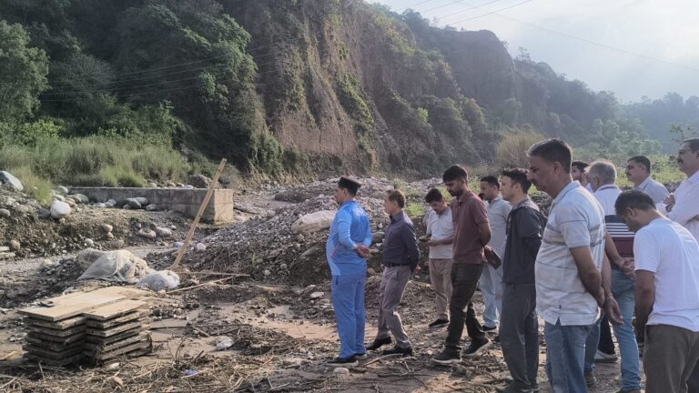 Kangra: धनोटू पुल हादसे पर बवाल! विधायक केवल सिंह पठानिया का सख्त एक्शन, उच्च स्तरीय जांच के आदेश