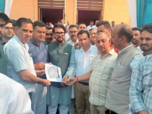 Shahpur Fourlane Controversy: शाहपुर में क्रॉसिंग बंद करने पर बवाल, कमल शर्मा और व्यापार मंडल शाहपुर ने सांसद अनुराग ठाकुर को सौंपा ज्ञापन
