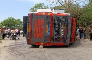 Kangra Bus Accident: यात्रियों से भरी बस पलटी, कई घायल—ड्राइवर को हार्ट अटैक या टायर फटने की आशंका