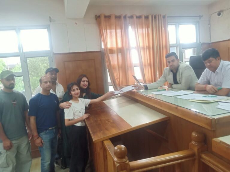 Kangra: धर्मशाला नगर निगम चुनाव में बड़ा ट्विस्ट: वार्ड 12 से गायिका शीला ठाकुर के मैदान में उतरते ही बढ़ा मुकाबला, नामांकन ने मचाई हलचल