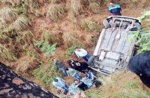 Hamirpur: खाई में गिरी कार, दर्दनाक हादसा: पति-पत्नी की मौत, 2 की हालत गंभीर