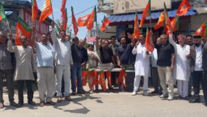 Kangra: मोदी लहर की जीत पर जश्न: चंगर के लपियाना बाजार में BJP कार्यकर्ताओं ने बांटे लड्डू, लगाए जोरदार नारे