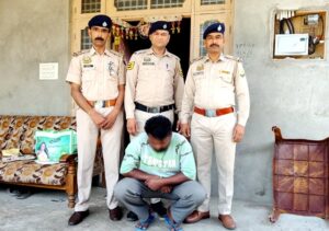 Kangra: कांगड़ा पुलिस का बड़ा एक्शन! घर में चल रहा था नशे का खेल, चिट्टा, कैप्सूल और हजारों की नकदी बरामद