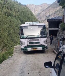 Chamba: बीच रास्ते में बंद हुई HRTC बस, फंसी बारात और श्रद्धालु; कुगती में यात्रियों को घंटों झेलनी पड़ी परेशानी
