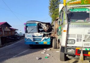 Shimla: नारकंडा बाजार में बड़ा हादसा टला! तेज रफ्तार हरियाणा रोडवेज बस ट्राले से टकराई, कई यात्री घायल