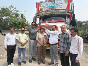 हिमाचल की बेटी ने रचा इतिहास! अकेले सीमेंट ट्रक चलाकर दाड़लाघाट से गगल पहुंची नीलकमल, हुआ भव्य सम्मान