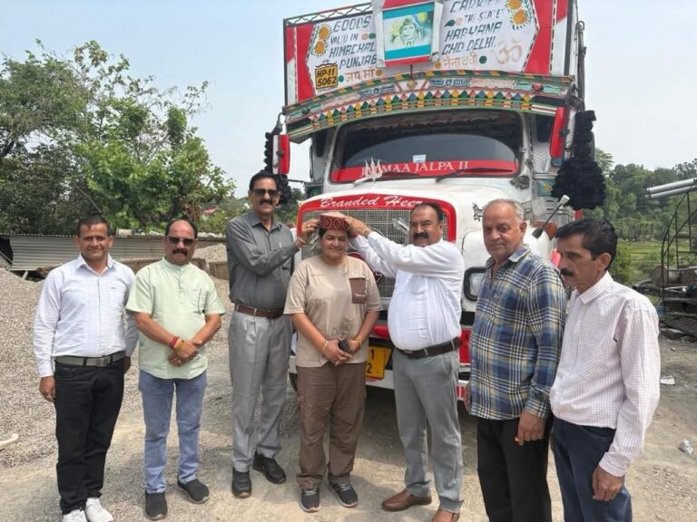 हिमाचल की बेटी ने रचा इतिहास! अकेले सीमेंट ट्रक चलाकर दाड़लाघाट से गगल पहुंची नीलकमल, हुआ भव्य सम्मान