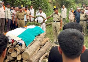 Una: छुट्टी पर घर आए BSF जवान की दर्दनाक मौत! गैस लीकेज से झुलसे दिनेश कुमार ने PGI में तोड़ा दम
